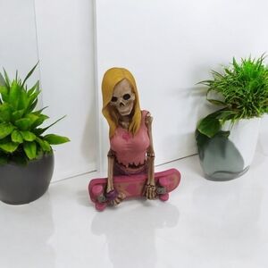 A girl skate border figure